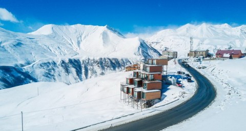 هتل کوادروم ؛سازه‌ای شگفت انگیز در دل کوه های برفی گرجستان