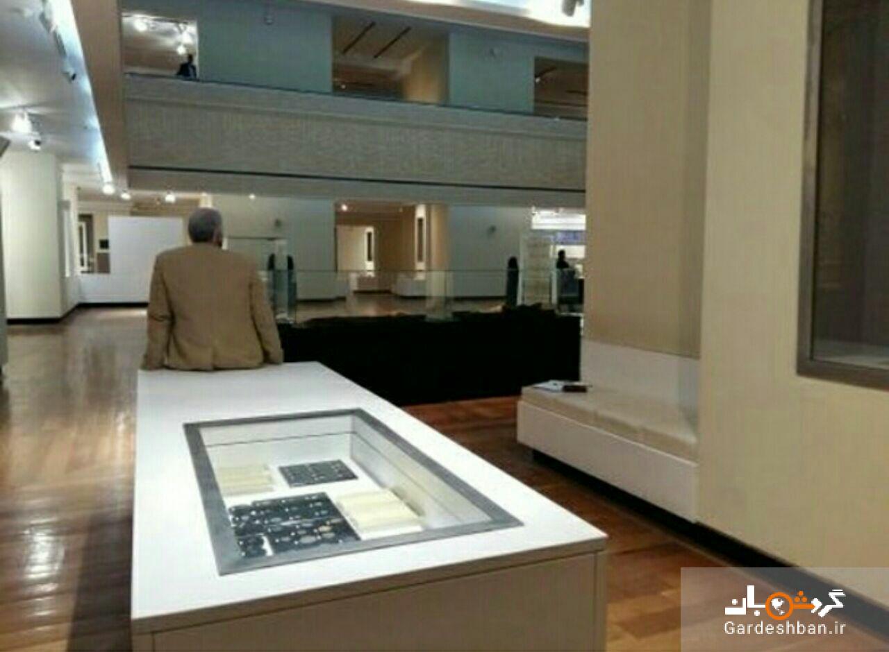 عکس/ نشستن روی ویترین موزه ملی