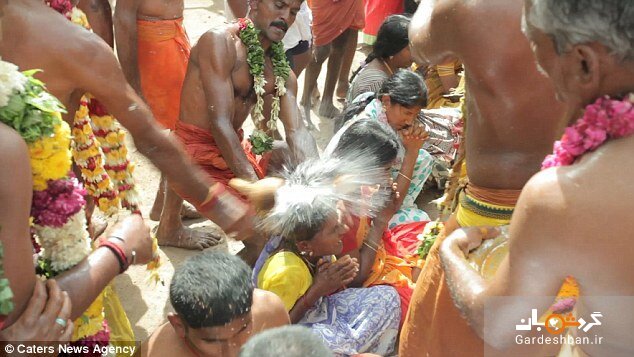 آئینی عجیب و جالب در جنوب هند/ شکستن نارگیل بر روی سر انسان‌