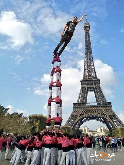 عکسی که سوژه جهانی شد/ تلاش‌های خنده‌دار برای رساندن یک انگشت به نوک برج ایفل