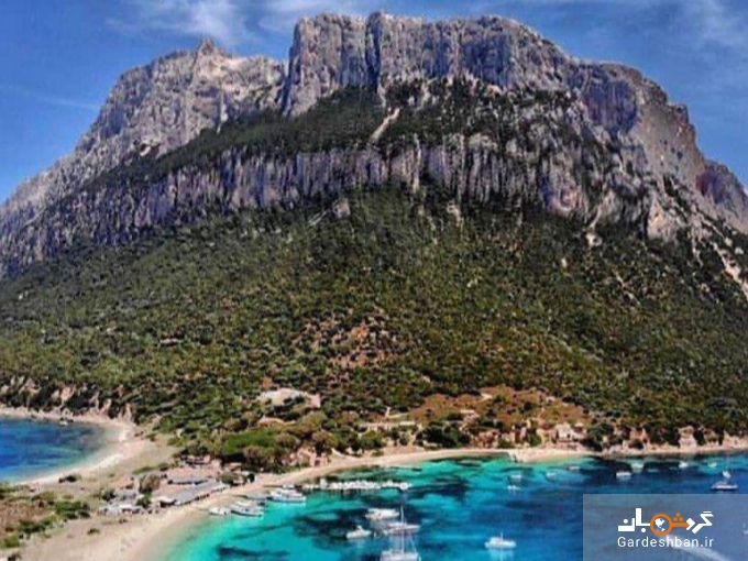 جزیره ای تنها شبیه به کوه در ساحل ساردینای ایتالیا