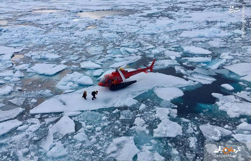 فرود هلیکوپتر بر روی تکه‌های یخ! +عکس
