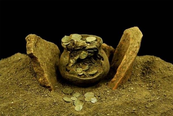 کوزه‌ای پر از سکه‌های تاریخی نادر در ترکیه کشف شد +تصاویر