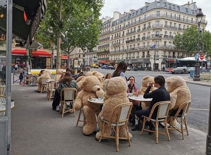 روش های خلاقانه حفظ فاصله اجتماعی؛ از کلاه های هلیکوپتری در آلمان تا خرس های عروسکی در فرانسه