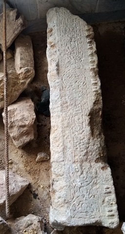 کشف سنگ قبر قدیمی در مسجد روستای چشمه گیلاس چناران