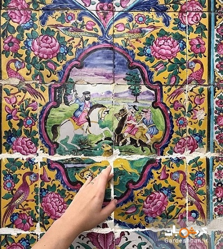 عکس/ زن بوسنیایی در کنار کاشی کاری های زیبای نصیرالملک شیراز