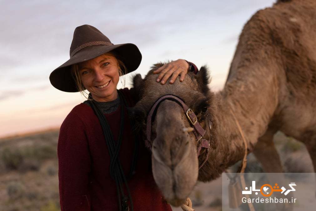 سفر یک زن با چند شتر در صحرای استرالیا +عکس