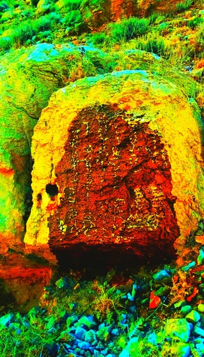 پنج کتیبه سنگ گور پهلوی مربوط به بهدینان زرتشتی در دامنه کوهستان نقش رستم کشف شد