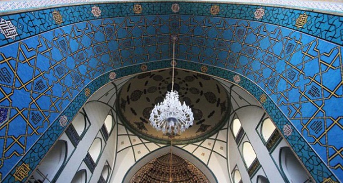 معماری بنای مسجد گوهرشاد از چه شیوه‌ای پیروی می‌کند؟