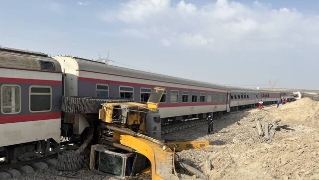 انتقال مسافران قطار حادثه‌ دیده به طبس/ بی‌دقتی عامل وقوع سانحه