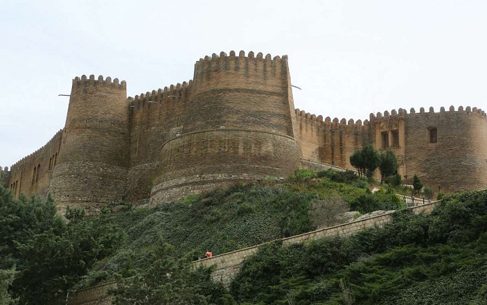کابل‌کشی در دیواره‌های قلعه تاریخی 