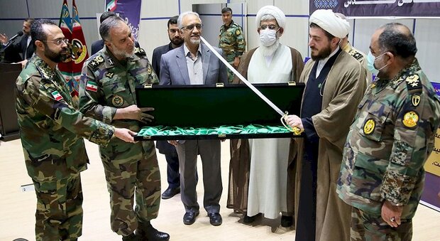 فرمانده نیروی زمینی ارتش یک شمشیر قاجاری به موزه قم اهدا کرد