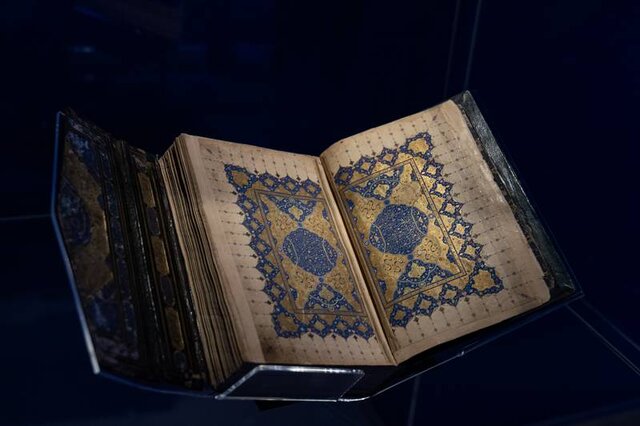 نمایش نسخه‌های خطی نادر قرآن در امارات +عکس