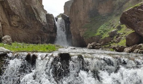 آبشار هشترخان، جاذبه ای بکر از طبیعت زیبای زنجان+ عکس