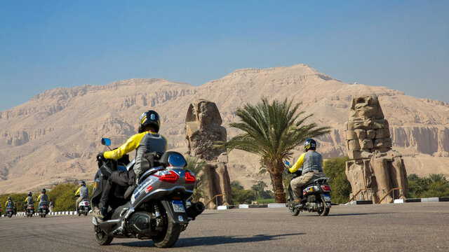 موتورسواری در کنار کاخ‌های فرعون‌ها
