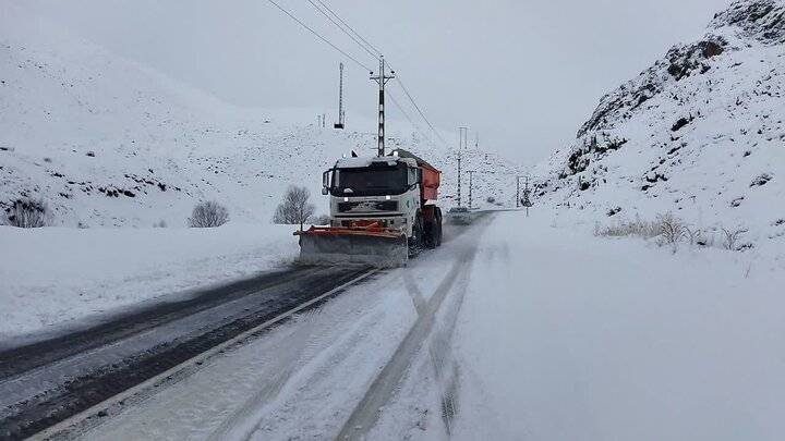 برف و باران در محورهای ۱۷ استان/ جاده چالوس و آزادراه تهران – شمال تا سه‌شنبه مسدود شد