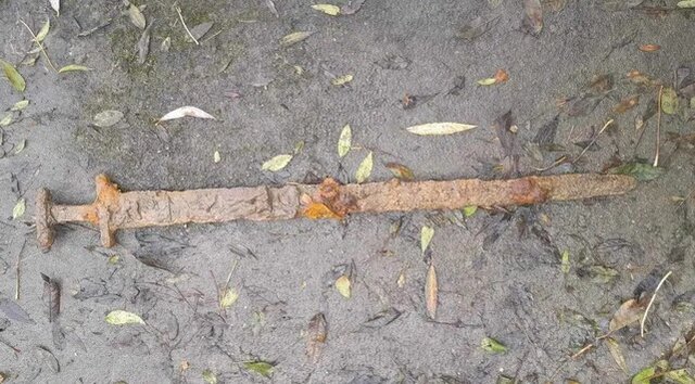 کشف شمشیر هزارساله در رودخانه