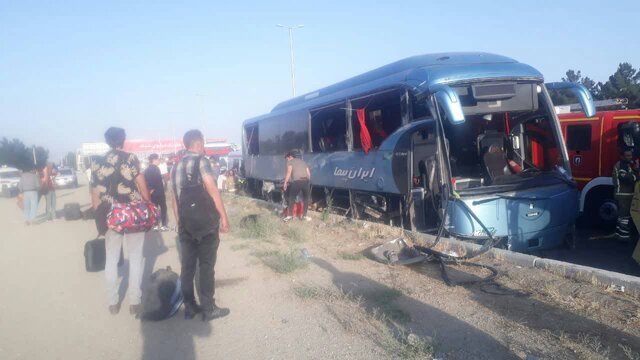 مرگ ۲ تن و مصدومیت ۱۲نفر در برخورد اتوبوس با نیوجرسی در بزرگراه تهران- قم