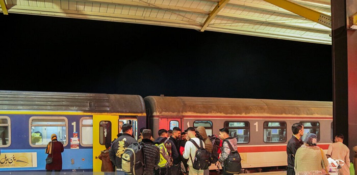 نخستین مسافران قطار سنندج به تهران/ عکس