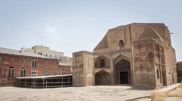 چرا درهای «مسجد ـ مدرسه حیدریه» فقط به روی یک هنرمند باز است؟