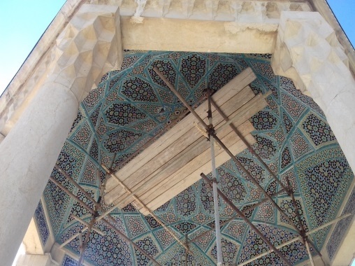 کاشی‌کاری عرقچین آرامگاه حافظ مرمت شد