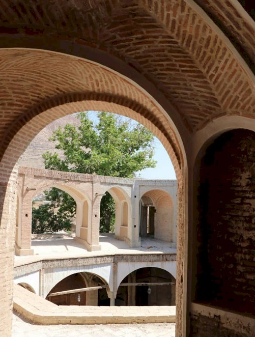 كاروانسرایی در دل بازار نراق