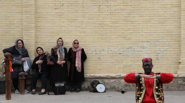توزیع بسته‌های نوروزی بین مسافران و گردشگران تهرانی
