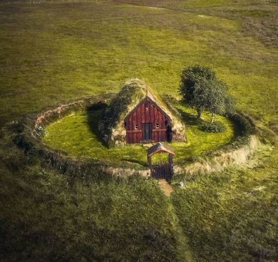 عکس/ قدیمی ترین و شاید زیباترین کلیسای چمنزار ایسلند